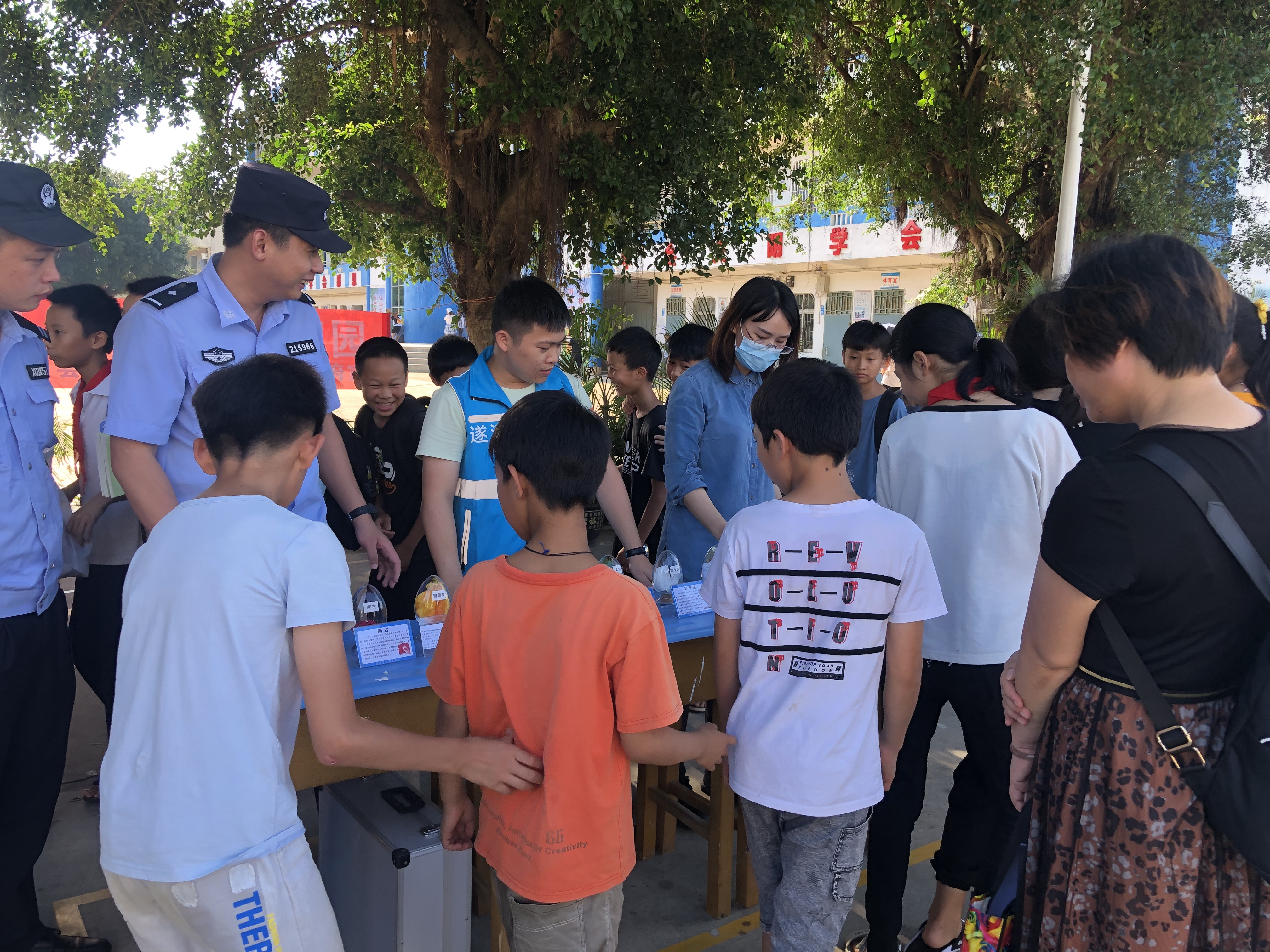 嶺北鎮(zhèn)到嶺北中心小學開展禁毒+反詐宣傳活動