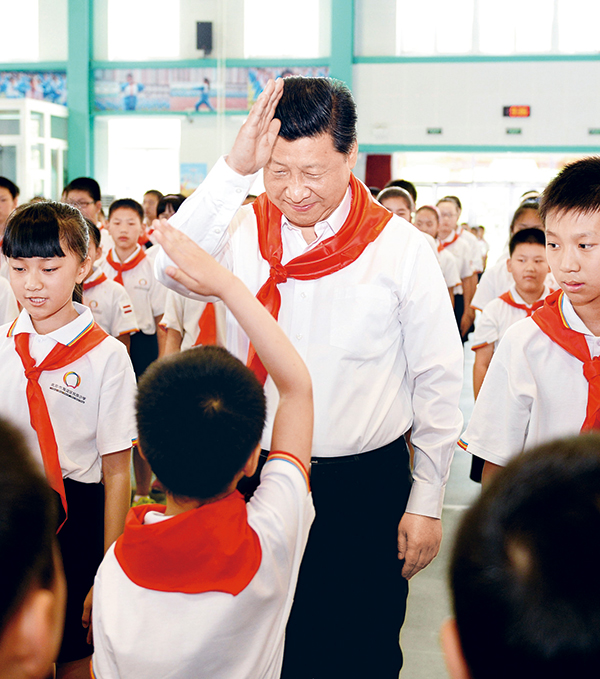 2014年5月30日上午，中共中央總書(shū)記、國(guó)家主席、中央軍委主席習(xí)近平來(lái)到北京市海淀區(qū)民族小學(xué)，參加慶?！傲弧眹?guó)際兒童節(jié)活動(dòng)。這是習(xí)近平參加少先隊(duì)入隊(duì)儀式。 新華社記者 李濤/攝