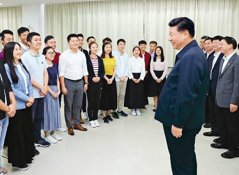 　　2018年10月22日至25日，中共中央總書記、國家主席、中央軍委主席習(xí)近平在廣東考察。這是10月24日下午，習(xí)近平在廣州考察暨南大學(xué)時同部分港澳臺同胞和海外僑胞學(xué)生交流。 新華社記者 鞠鵬/攝