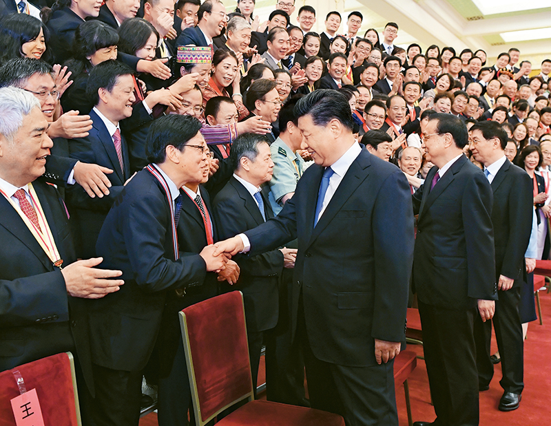 2019年9月10日，黨和國(guó)家領(lǐng)導(dǎo)人習(xí)近平、李克強(qiáng)、王滬寧等在北京人民大會(huì)堂會(huì)見(jiàn)慶祝2019年教師節(jié)暨全國(guó)教育系統(tǒng)先進(jìn)集體和先進(jìn)個(gè)人表彰大會(huì)受表彰代表。 新華社記者 申宏/攝