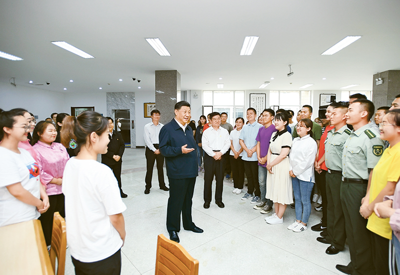 2019年7月15日至16日，中共中央總書(shū)記、國(guó)家主席、中央軍委主席習(xí)近平在內(nèi)蒙古考察并指導(dǎo)開(kāi)展“不忘初心、牢記使命”主題教育。這是16日上午，習(xí)近平在內(nèi)蒙古大學(xué)圖書(shū)館同學(xué)生們親切交談，勉勵(lì)他們志存高遠(yuǎn)、腳踏實(shí)地、發(fā)奮圖強(qiáng)。 新華社記者 謝環(huán)馳/攝