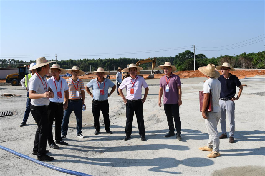 （人大代表們視察下六振興文化廣場(chǎng)建設(shè)項(xiàng)目）.jpg
