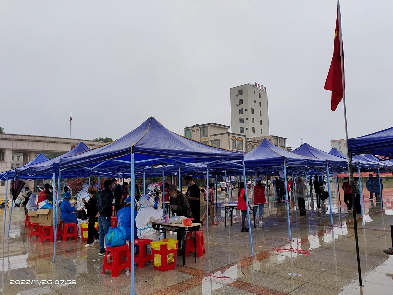 8核酸檢測(cè)現(xiàn)場(chǎng)，黨旗高高飄揚(yáng).jpg