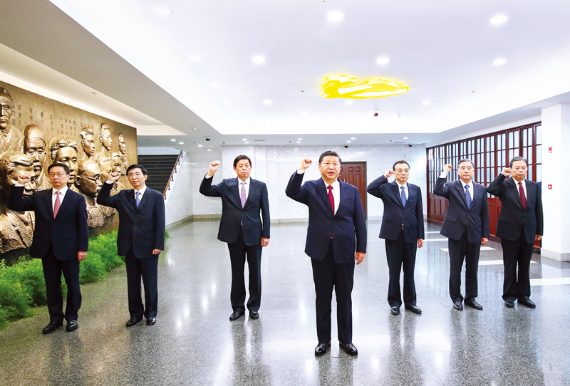 　2017年10月31日，中共中央總書記、國家主席、中央軍委主席習(xí)近平帶領(lǐng)中共中央政治局常委李克強(qiáng)、栗戰(zhàn)書、汪洋、王滬寧、趙樂際、韓正，瞻仰上海中共一大會址和浙江嘉興南湖紅船。這是31日上午，在上海中共一大會址紀(jì)念館，習(xí)近平帶領(lǐng)其他中共中央政治局常委同志一起重溫入黨誓詞。 新華社記者 蘭紅光/攝