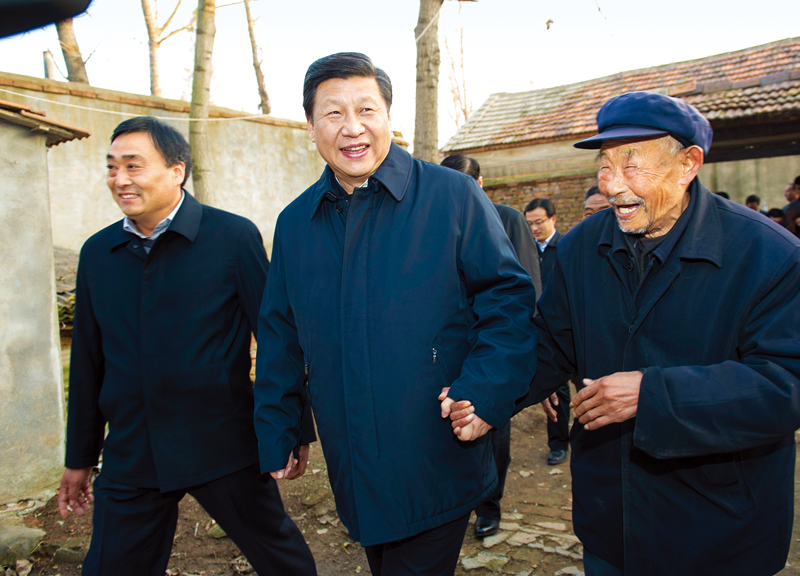 　2013年11月24日至28日，中共中央總書記、國家主席、中央軍委主席習(xí)近平在山東考察。 這是25日下午，習(xí)近平在地處沂蒙老區(qū)的臨沭縣曹莊鎮(zhèn)朱村親切地拉著83歲的“老支前”王克昌的手去他家看望。 新華社記者 謝環(huán)馳/攝