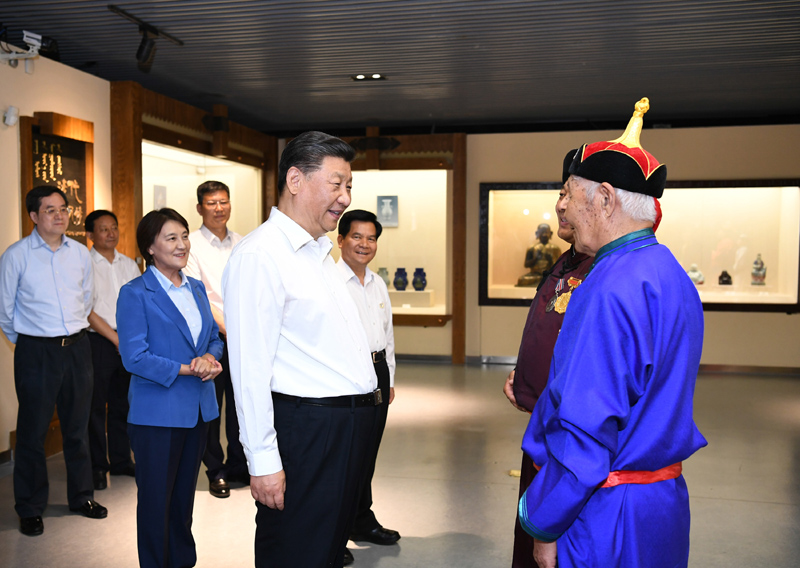 7月15日至16日，中共中央總書記、國家主席、中央軍委主席習近平在內蒙古考察并指導開展“不忘初心、牢記使命”主題教育。這是15日上午，習近平在赤峰博物館同古典民族史詩《格薩（斯）爾》非物質文化遺產傳承人親切交談。