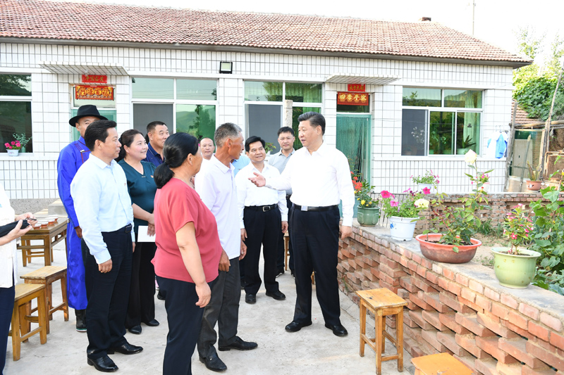 7月15日至16日，中共中央總書記、國家主席、中央軍委主席習近平在內蒙古考察并指導開展“不忘初心、牢記使命”主題教育。這是15日下午，習近平在赤峰市喀喇沁旗河南街道馬鞍山村村民張國利家，同基層干部群眾代表親切交流。