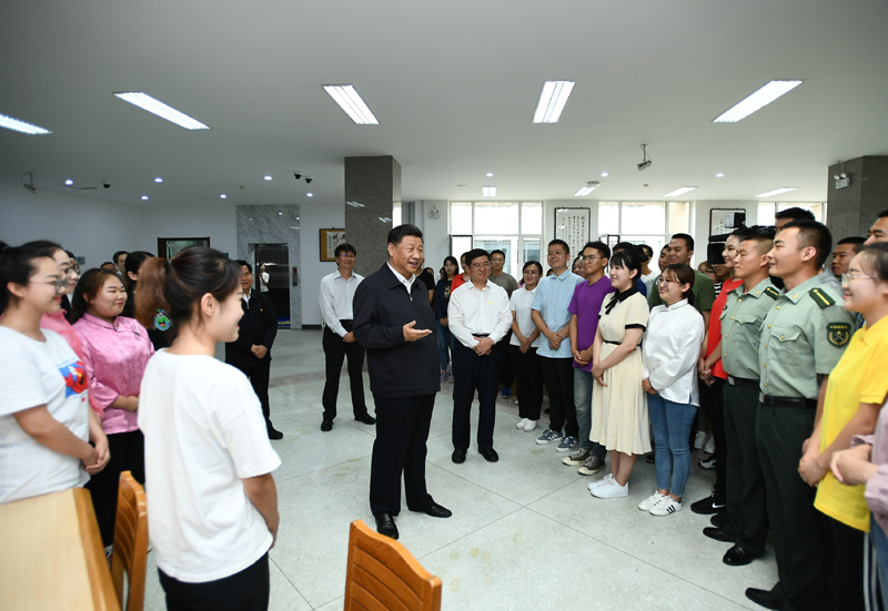 7月15日至16日，中共中央總書記、國家主席、中央軍委主席習近平在內蒙古考察并指導開展“不忘初心、牢記使命”主題教育。這是16日上午，習近平在內蒙古大學圖書館同學生們親切交談，勉勵他們志存高遠、腳踏實地、發(fā)奮圖強。