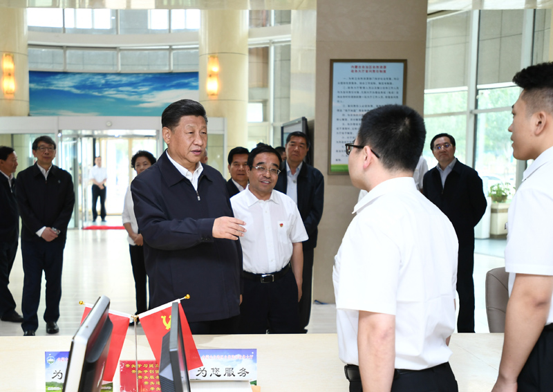 7月15日至16日，中共中央總書記、國家主席、中央軍委主席習近平在內蒙古考察并指導開展“不忘初心、牢記使命”主題教育。這是16日上午，習近平在內蒙古自治區(qū)自然資源廳自然資源政務大廳同工作人員交談，了解開展主題教育和落實便捷高效政務服務等情況。