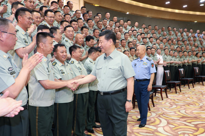 7月15日至16日，中共中央總書記、國家主席、中央軍委主席習近平在內蒙古考察并指導開展“不忘初心、牢記使命”主題教育。這是16日上午，習近平在呼和浩特親切接見駐內蒙古部隊副師職以上領導干部和團級單位主官，代表黨中央和中央軍委向駐內蒙古部隊全體官兵致以誠摯問候。