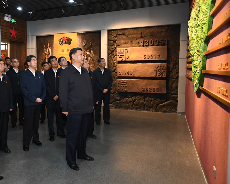 9月16日至18日，中共中央總書記、國家主席、中央軍委主席習(xí)近平在河南考察。這是16日下午，習(xí)近平來到位于信陽市新縣的鄂豫皖蘇區(qū)首府烈士陵園，瞻仰革命烈士紀(jì)念堂。 新華社記者 謝環(huán)馳 攝