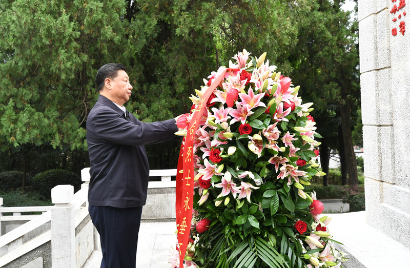 　　9月16日至18日，中共中央總書記、國家主席、中央軍委主席習(xí)近平在河南考察。這是16日下午，習(xí)近平來到位于信陽市新縣的鄂豫皖蘇區(qū)首府烈士陵園，瞻仰革命烈士紀(jì)念碑，向革命先烈敬獻(xiàn)花籃。 新華社記者 謝環(huán)馳 攝