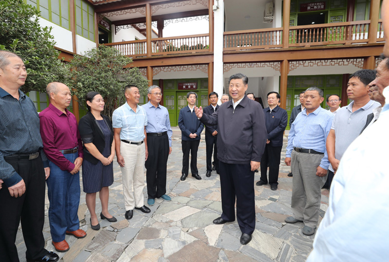 　　9月16日至18日，中共中央總書記、國家主席、中央軍委主席習(xí)近平在河南考察。這是16日下午，習(xí)近平在位于信陽市新縣的鄂豫皖蘇區(qū)首府革命博物館，同當(dāng)?shù)丶t軍后代、革命烈士家屬代表親切交談。 新華社記者 鞠鵬 攝