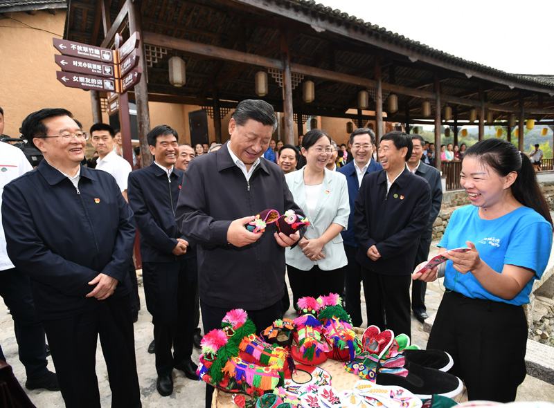 　　9月16日至18日，中共中央總書記、國家主席、中央軍委主席習(xí)近平在河南考察。這是16日下午，習(xí)近平在信陽市新縣田鋪鄉(xiāng)田鋪大塆考察調(diào)研。 新華社記者 謝環(huán)馳 攝