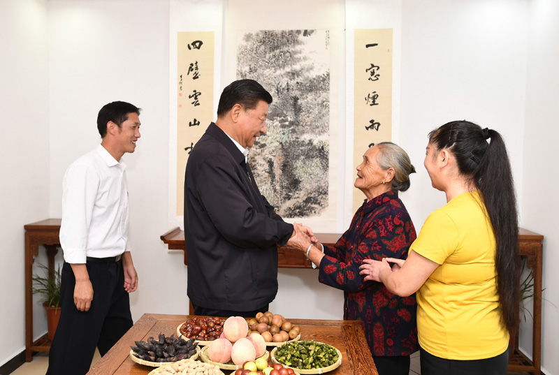 　　9月16日至18日，中共中央總書記、國家主席、中央軍委主席習(xí)近平在河南考察。這是16日下午，習(xí)近平在信陽市新縣田鋪鄉(xiāng)田鋪大塆“老家寒舍”民宿店，同店主一家親切交談。 新華社記者 謝環(huán)馳 攝