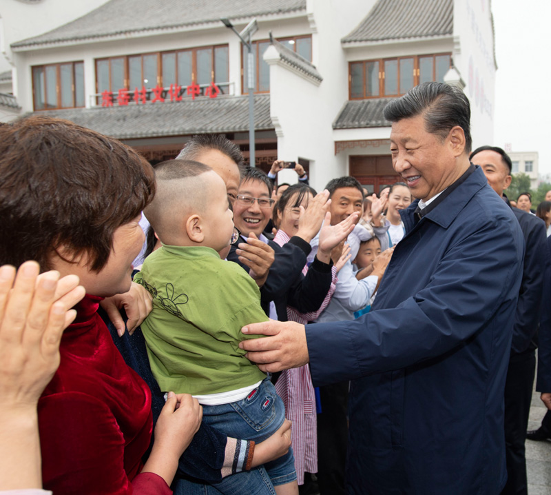 9月16日至18日，中共中央總書記、國家主席、中央軍委主席習(xí)近平在河南考察。這是17日上午，習(xí)近平在信陽市光山縣文殊鄉(xiāng)東岳村同鄉(xiāng)親們親切交流，祝愿鄉(xiāng)親們生活芝麻開花節(jié)節(jié)高。新華社記者 謝環(huán)馳 攝
