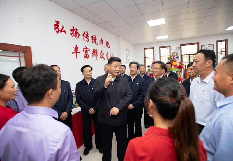 9月16日至18日，中共中央總書記、國家主席、中央軍委主席習(xí)近平在河南考察。這是17日上午，習(xí)近平在信陽市光山縣文殊鄉(xiāng)東岳村文化接待中心，同當(dāng)?shù)孛撠氈赂粠ь^人親切交流，勉勵(lì)他們帶動(dòng)更多鄉(xiāng)親們致富。新華社記者 謝環(huán)馳 攝