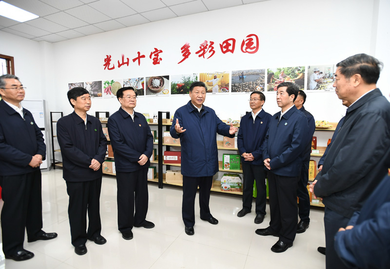 9月16日至18日，中共中央總書記、國家主席、中央軍委主席習(xí)近平在河南考察。這是17日上午，習(xí)近平在信陽市光山縣文殊鄉(xiāng)東岳村文化接待中心，了解光山縣脫貧工作和中辦在光山縣扶貧工作情況。新華社記者 謝環(huán)馳 攝