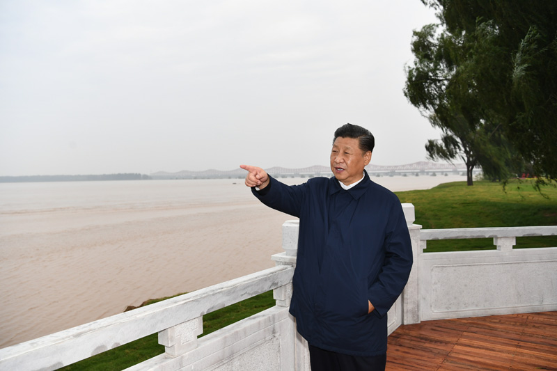9月16日至18日，中共中央總書記、國家主席、中央軍委主席習(xí)近平在河南考察。這是17日下午，習(xí)近平在鄭州黃河國家地質(zhì)公園，眺望黃河鄭州段。新華社記者 謝環(huán)馳 攝