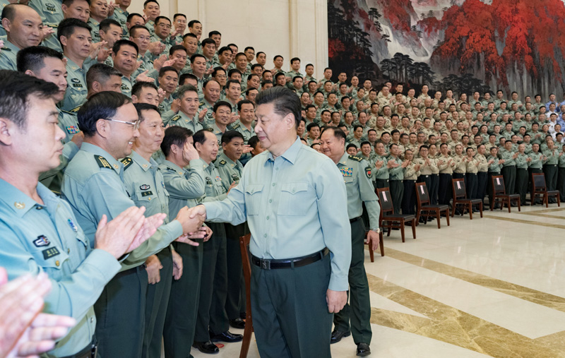 9月16日至18日，中共中央總書記、國家主席、中央軍委主席習(xí)近平在河南考察。這是18日上午，習(xí)近平在鄭州親切接見駐河南部隊(duì)副師職以上領(lǐng)導(dǎo)干部和團(tuán)級單位主官，代表黨中央和中央軍委向駐河南部隊(duì)全體官兵致以誠摯問候。新華社記者 李剛 攝