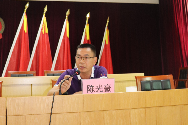 建新鎮(zhèn)人大主席陳光豪通報扶貧攻堅工作情況.JPG