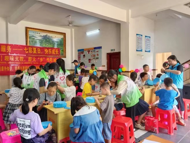湛江幼兒師范專(zhuān)科學(xué)校薪火“鄉(xiāng)”傳支教隊(duì)開(kāi)展紅色文化愛(ài)國(guó)教育.jpg