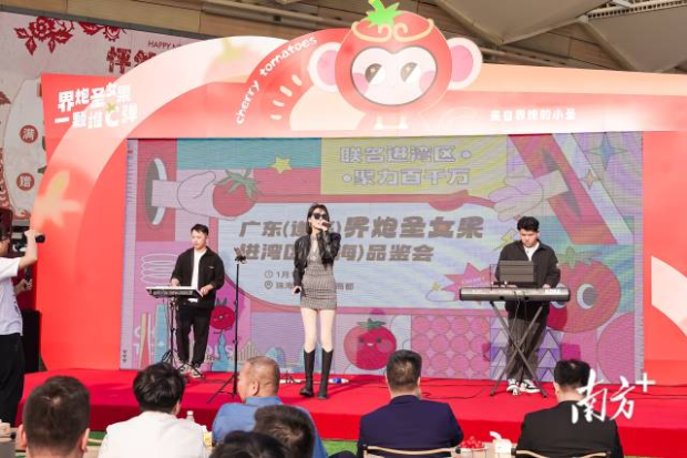 現(xiàn)場樂隊(duì)演奏，點(diǎn)燃熱烈氛圍。