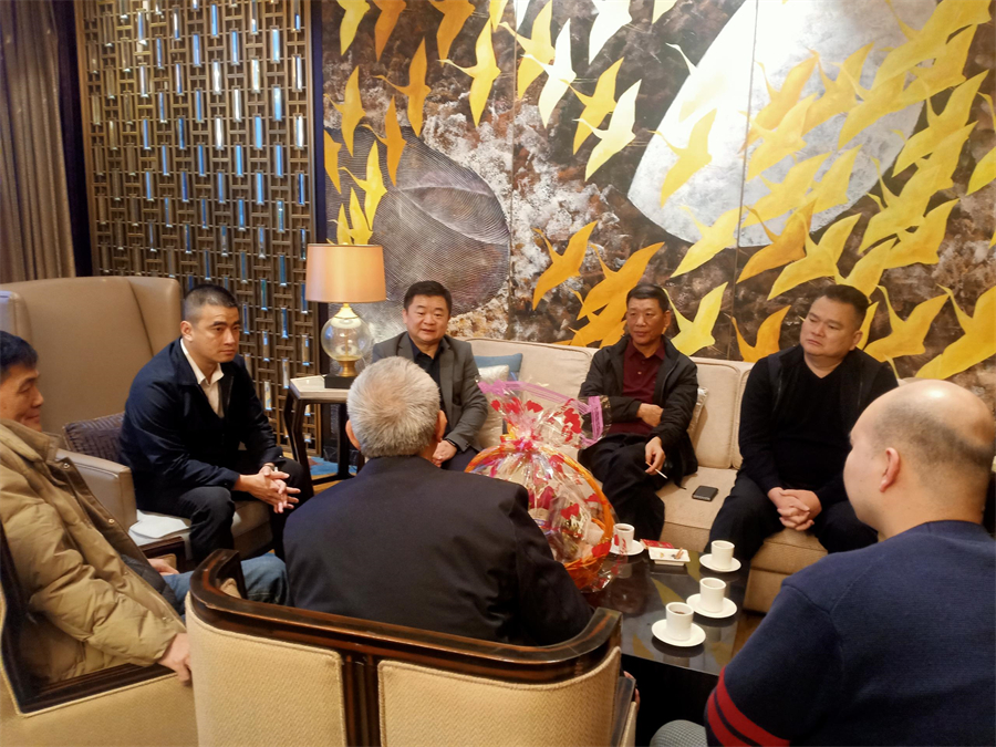 劉桂興副縣長(zhǎng)、林立書(shū)記、卜英忠鎮(zhèn)長(zhǎng)走訪慰問(wèn)鄉(xiāng)賢2.jpg