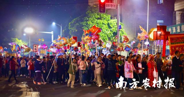 家家戶(hù)戶(hù)手舉各色游魚(yú)，行走在北坡的老圩小巷。