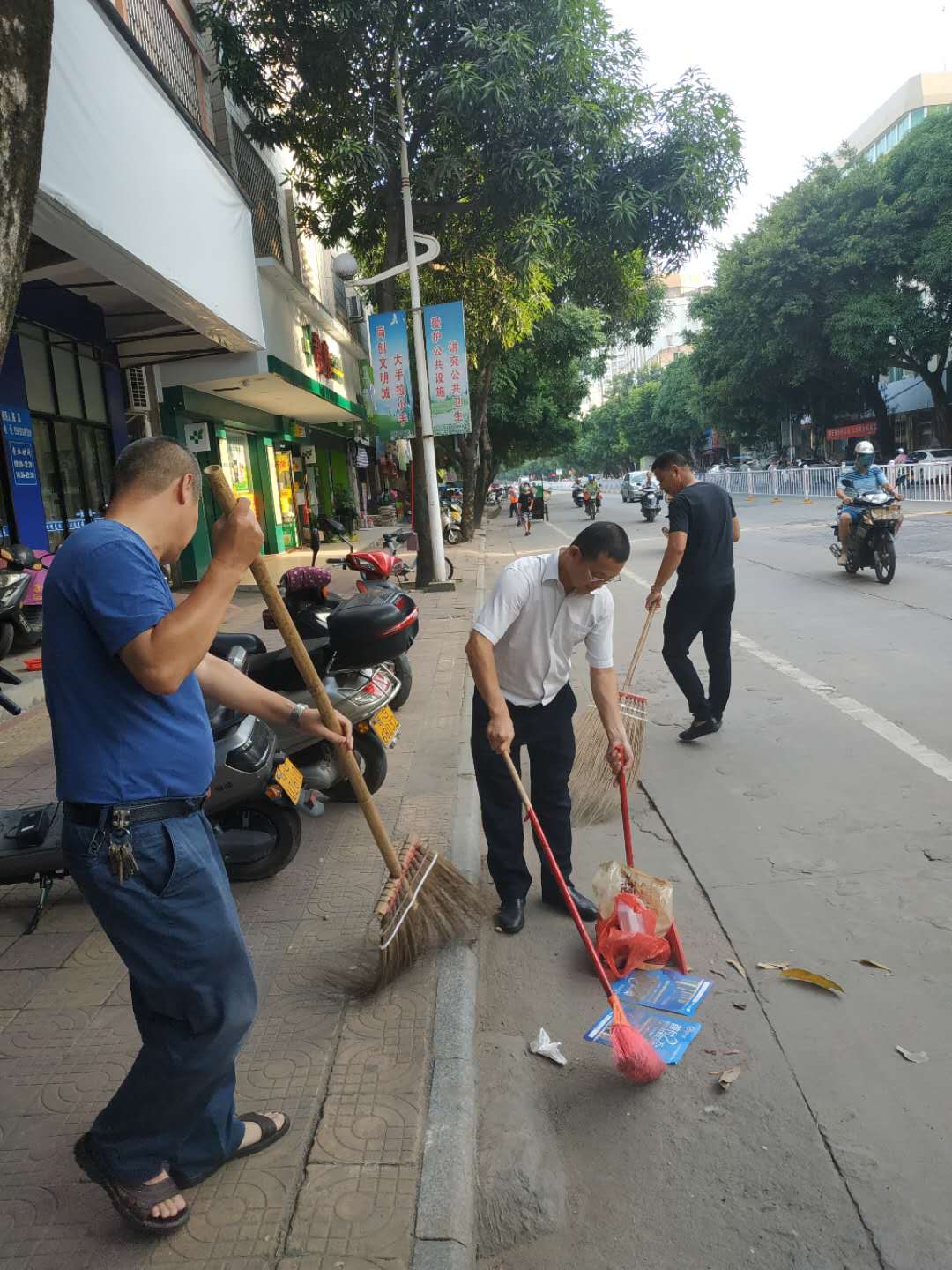 遂溪農(nóng)商行城北分理處責(zé)任區(qū)開展“周末衛(wèi)生日”活動.jpg