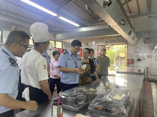 “牢”筑食安基 平安在行“動”——遂溪縣市場監(jiān)督管理局開展“五一”勞動節(jié)前食品安全專項檢查
