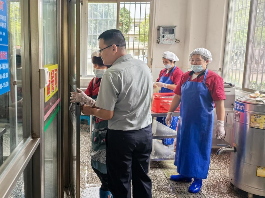常抓不懈  嚴管嚴控 筑牢食品安全防線——港門鎮(zhèn)開展轄區(qū)校園食品安全專項檢查