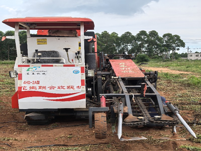 圖3：樂民村花生種植試驗(yàn)田引入機(jī)械化播種收獲兩用機(jī).jpg