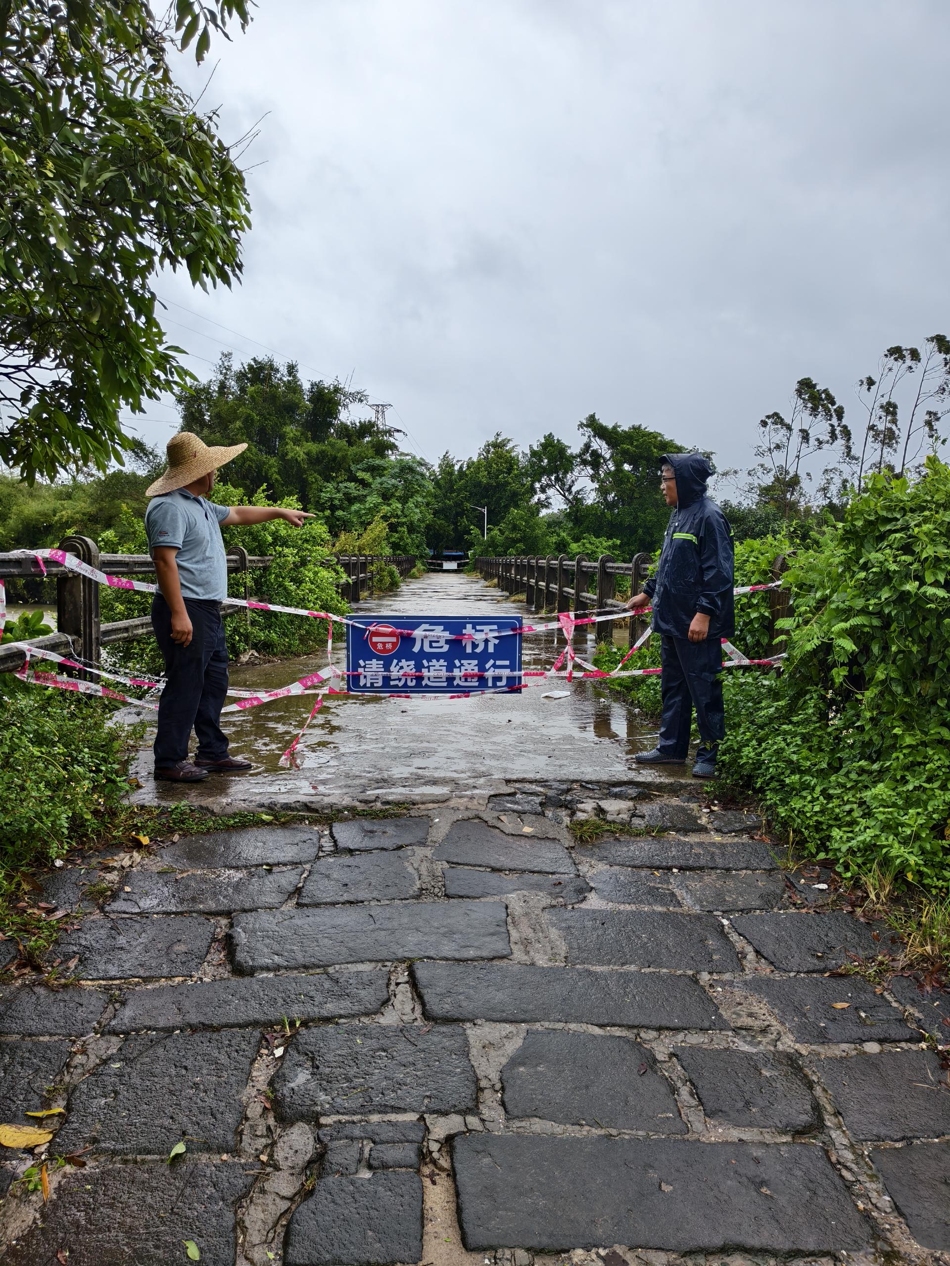 遂城街道辦對危橋的封閉管控情況開展專項(xiàng)巡查.jpg