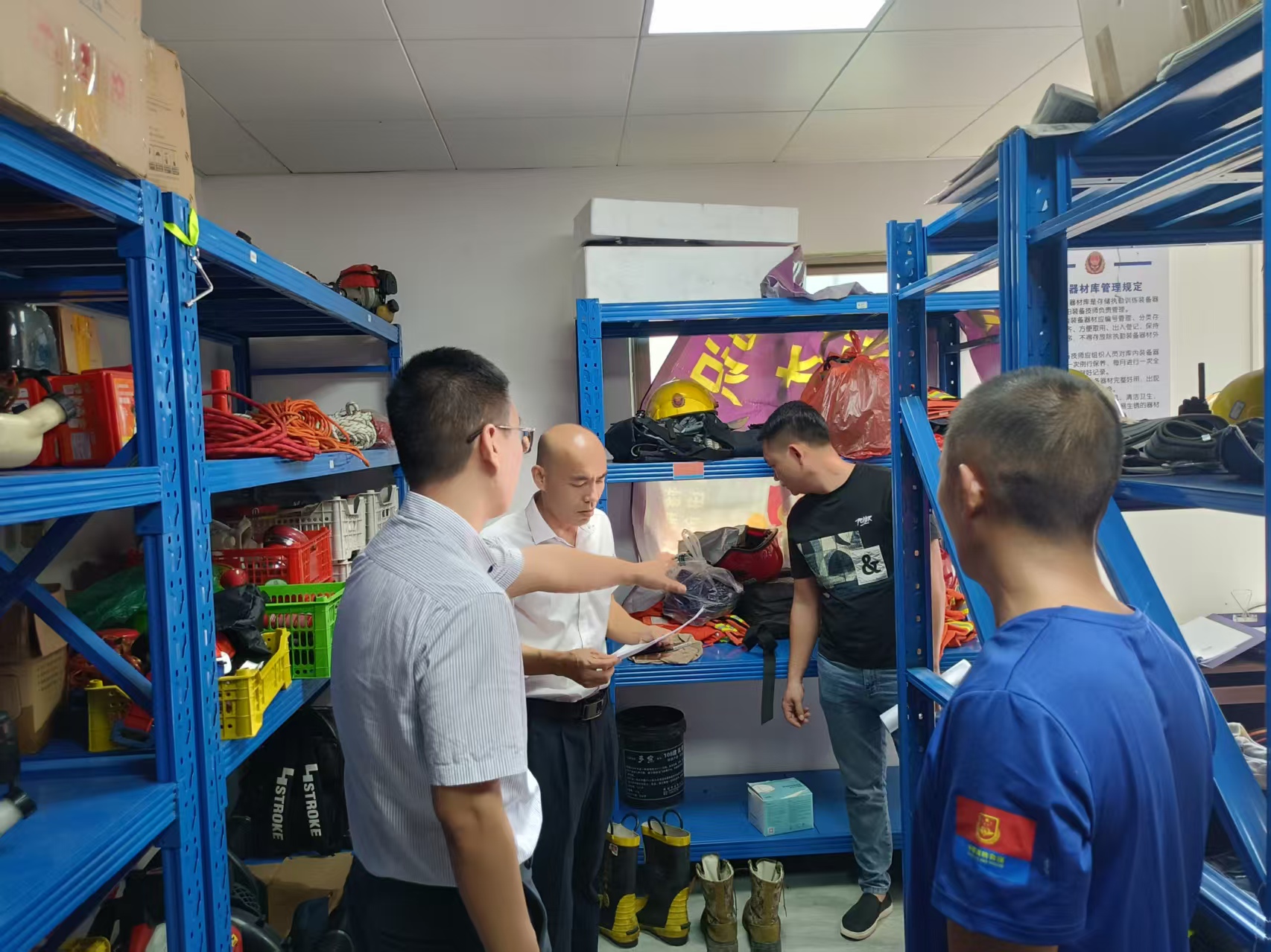 縣三防辦督導(dǎo)組到北坡鎮(zhèn)檢查應(yīng)急倉庫物資儲(chǔ)備 情況.jpg