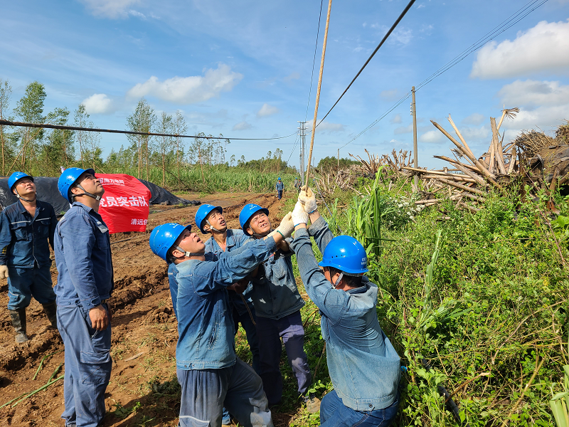 英德供電局馳援樂民鎮(zhèn) 風雨無阻搶通“生命電”