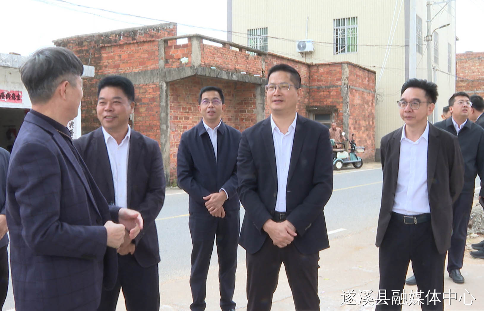 駱華慶率隊(duì)調(diào)研第三批典型村培育和創(chuàng)文工作