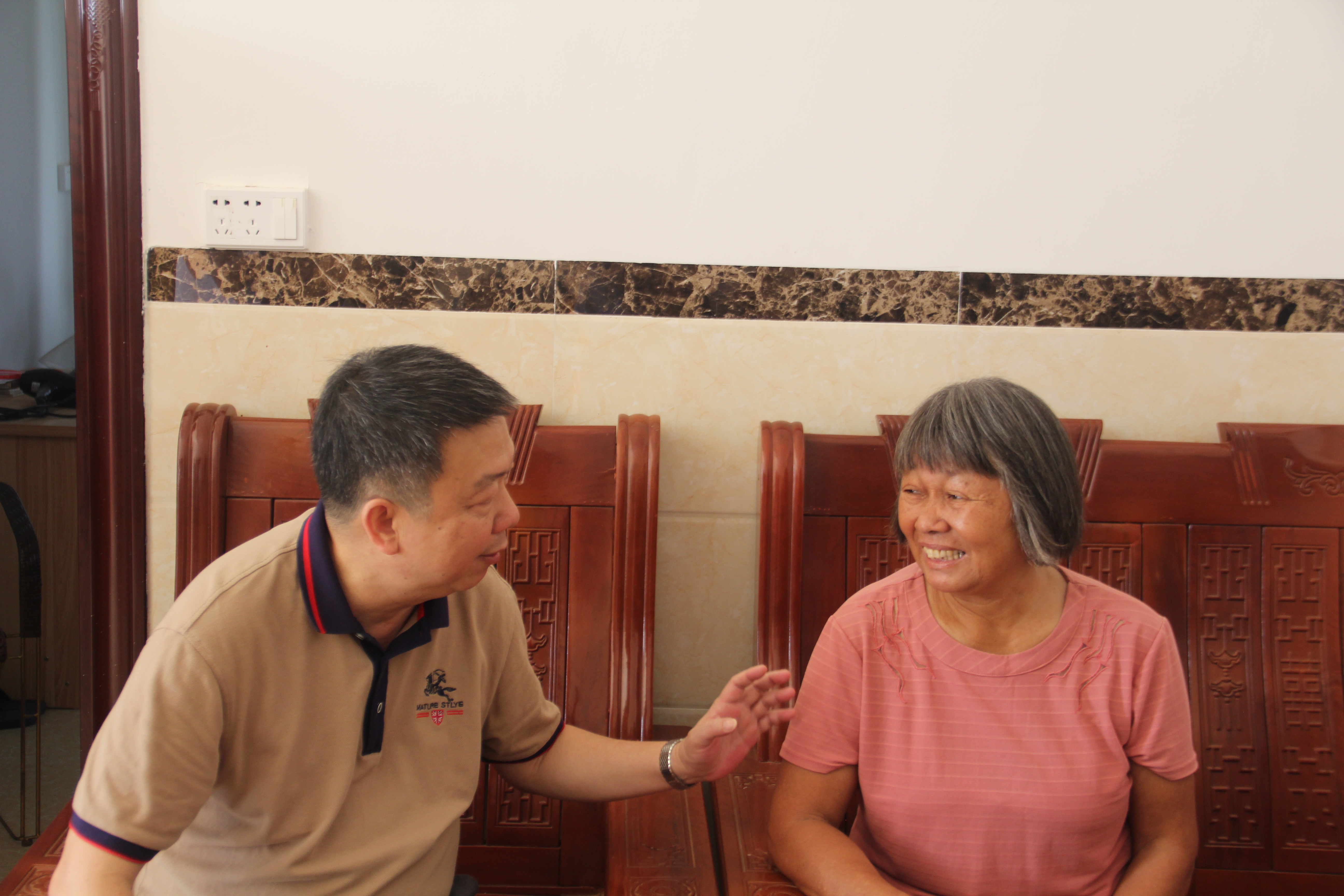 卓志強(qiáng)廳長(zhǎng)和貧困戶親切交流.JPG