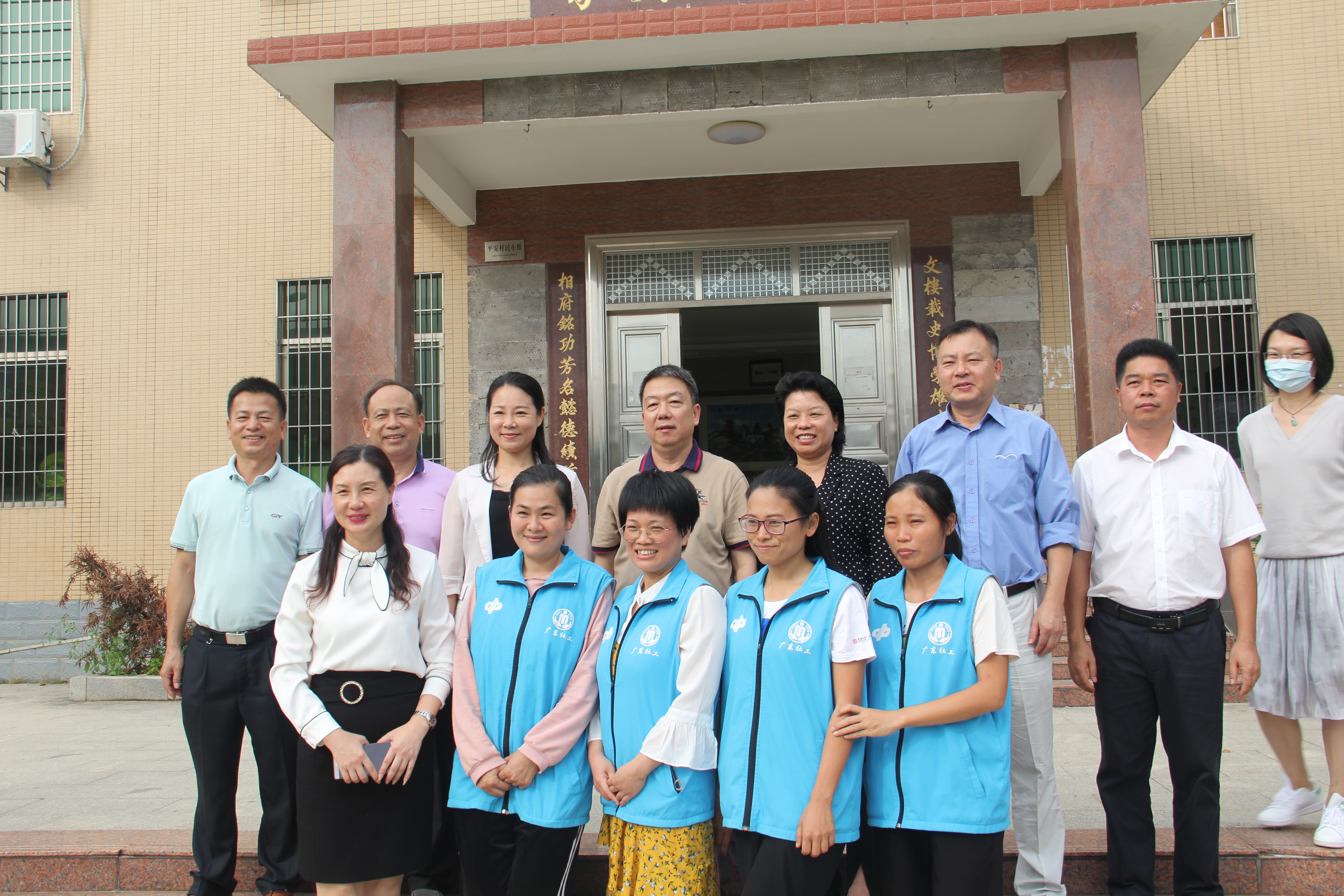 卓志強(qiáng)廳長(zhǎng)和洋青社工站社工合影.JPG