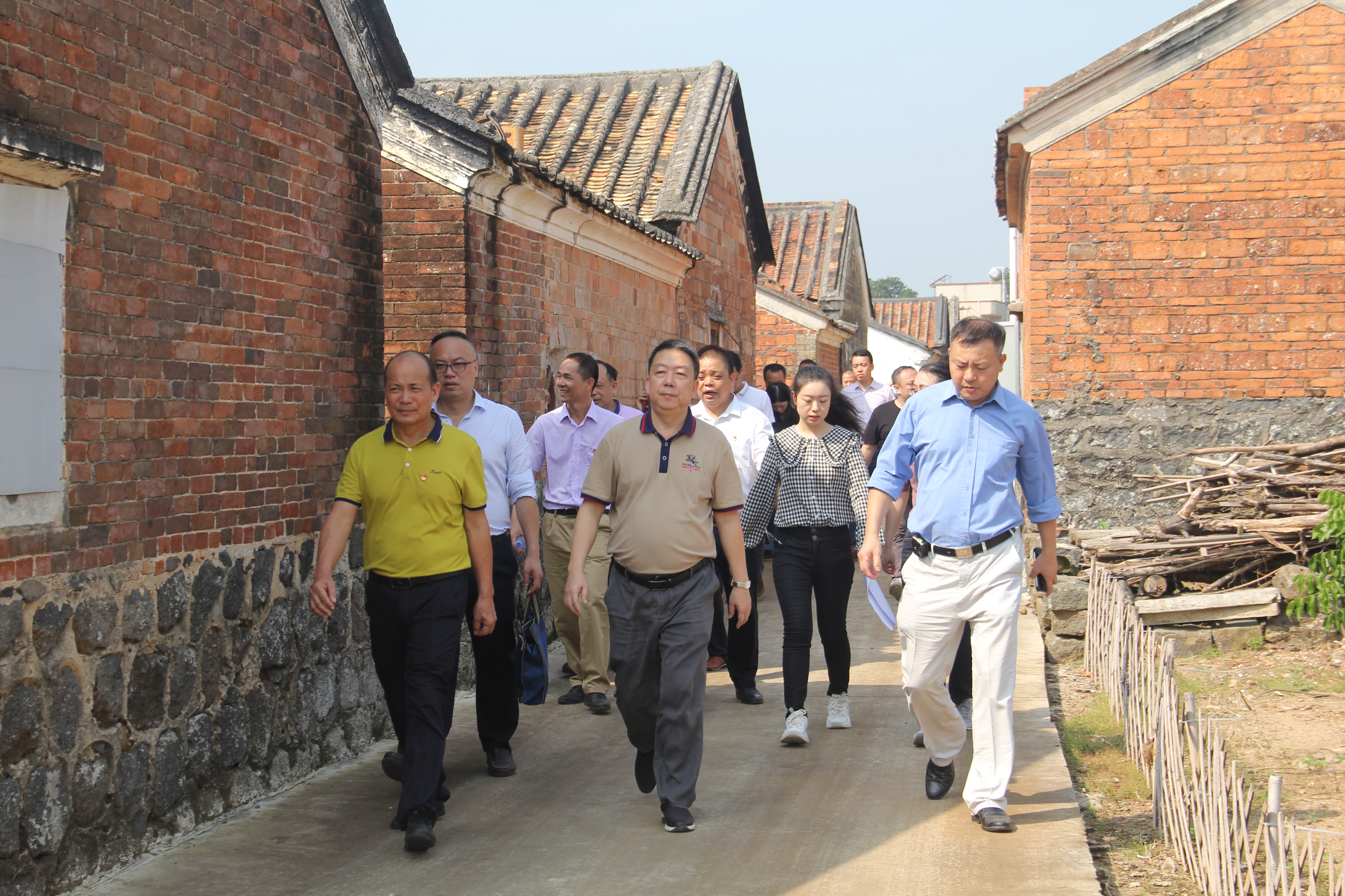 卓志強(qiáng)廳長(zhǎng)率隊(duì)到遂溪縣嶺北鎮(zhèn)西塘村調(diào)研.JPG