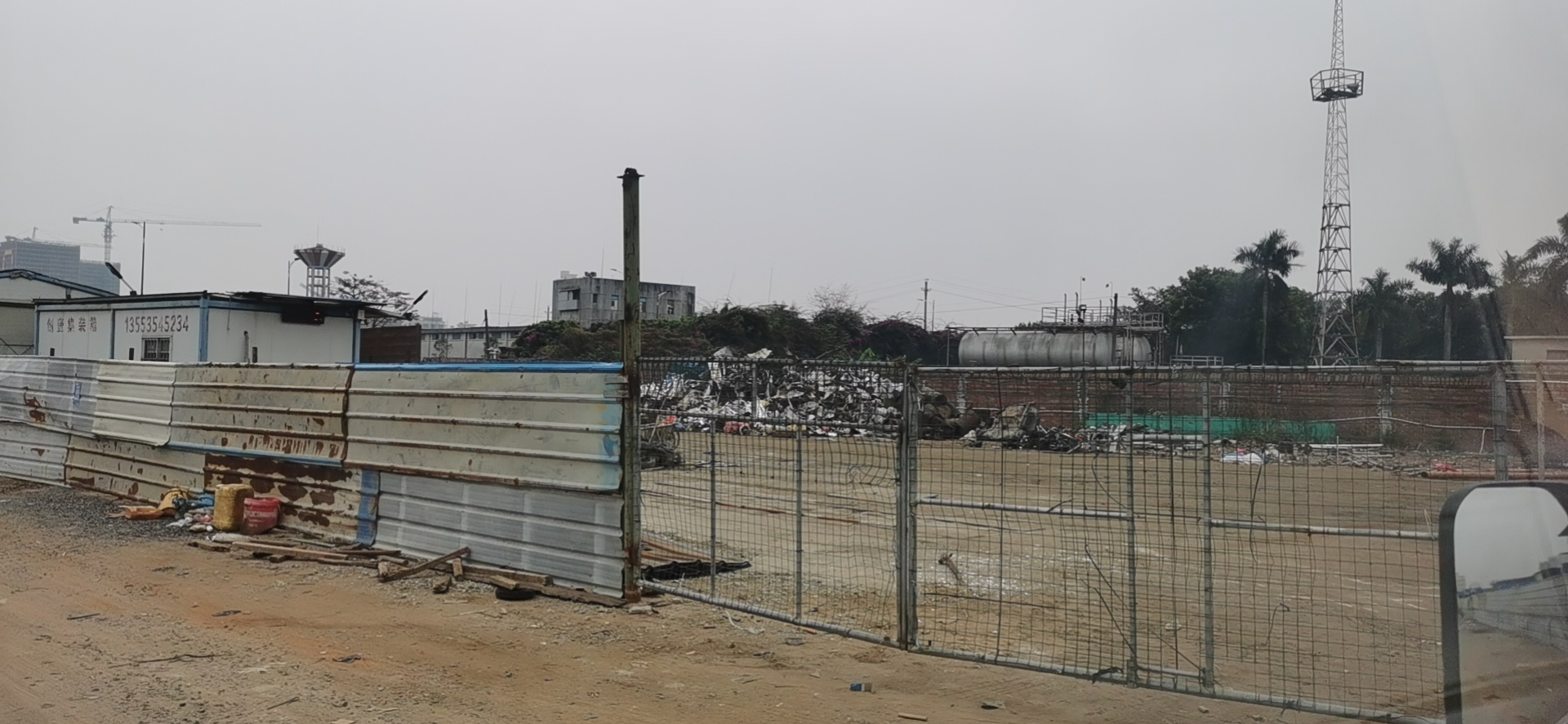 廢品站與工廠氣庫僅一墻之隔，存在安全隱患.jpg